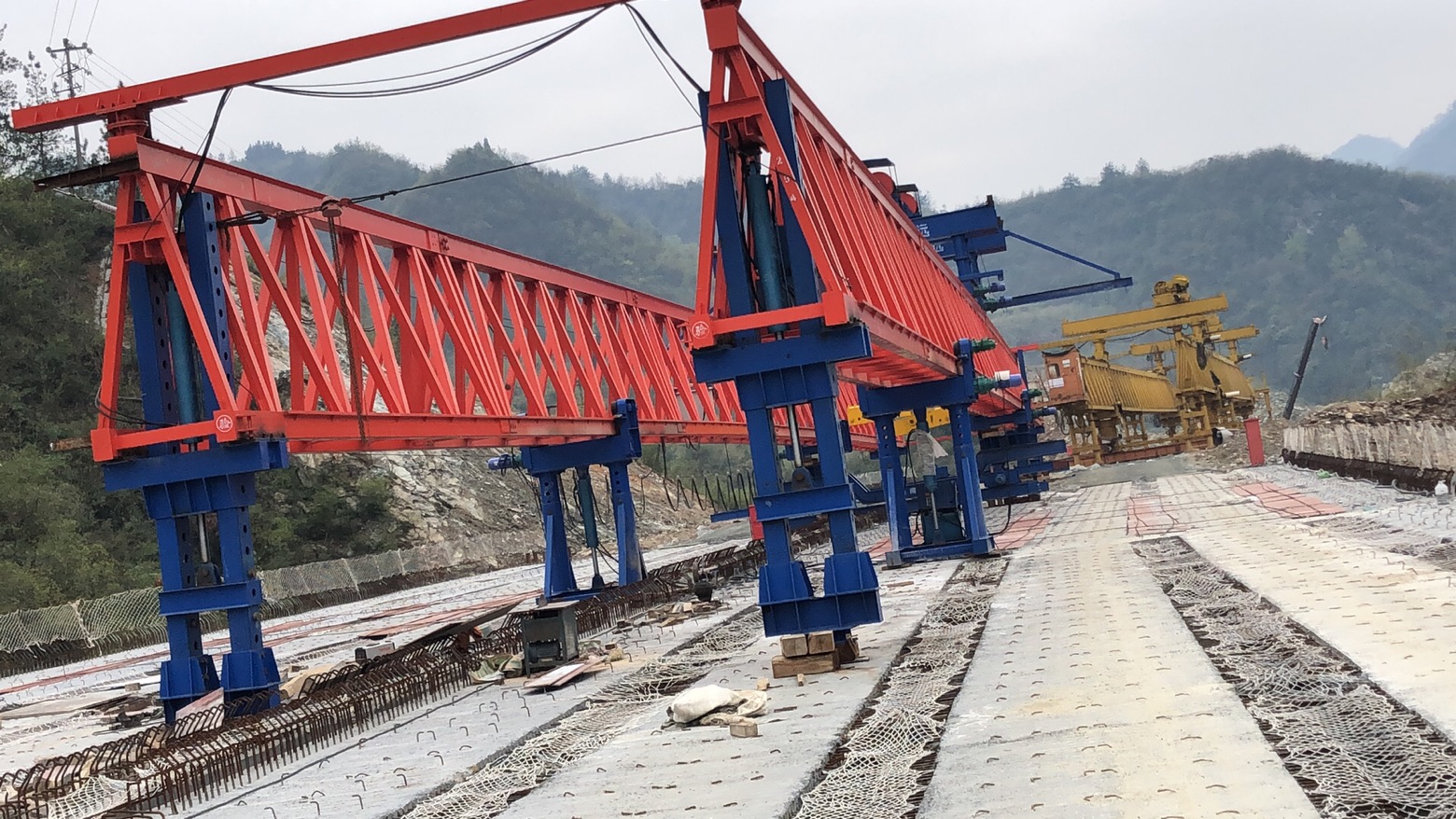 湖北十堰，十巫高速三标，采购我厂的JQ40-180新式架桥机