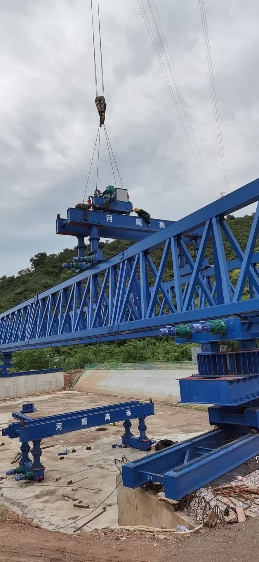 黄冈华鑫建筑劳务有限公司，深圳宝安区石清大道一期道路工程上跨广深客运专线桥梁工程，采购全新式QYLQ50m-220t架桥机