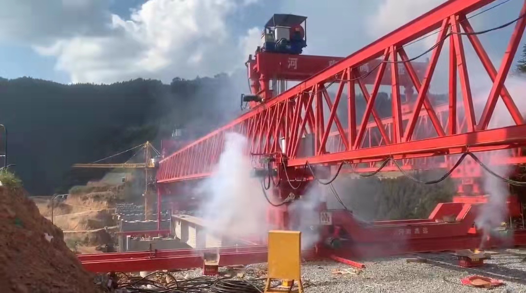中交二航局平塘至天峨高速公路四标天峨枢纽大桥互通GYLQ200T-40M自平衡过跨架桥机