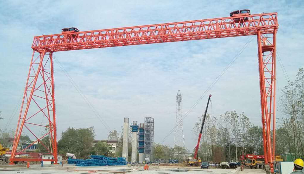 龙门吊通过低速联轴器从低速轴驱动卷轴