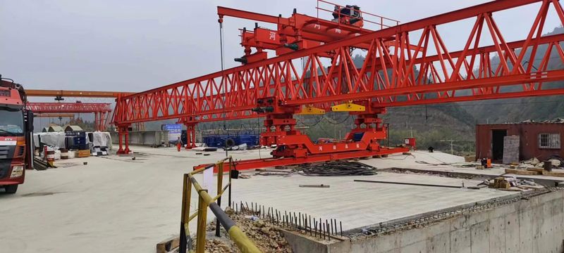 中铁十五局咸九高速GYLQ200T-40M自平衡过跨架桥机