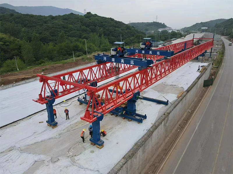 云南建投宣富高速第七分部项目经理部GYLQ220T-40M新型自平衡过跨架桥机