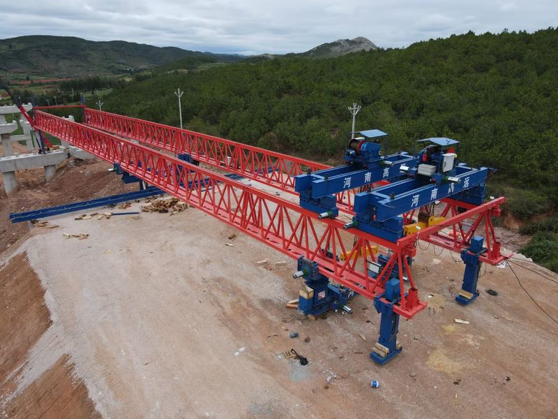 郑州荥密高速GYLQ220T-40M新型自平衡过跨架桥机