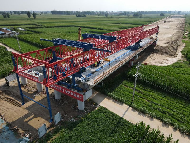 茶常高速1-2标项目经理部GYLQ220T-40M新型自平衡过跨架桥机