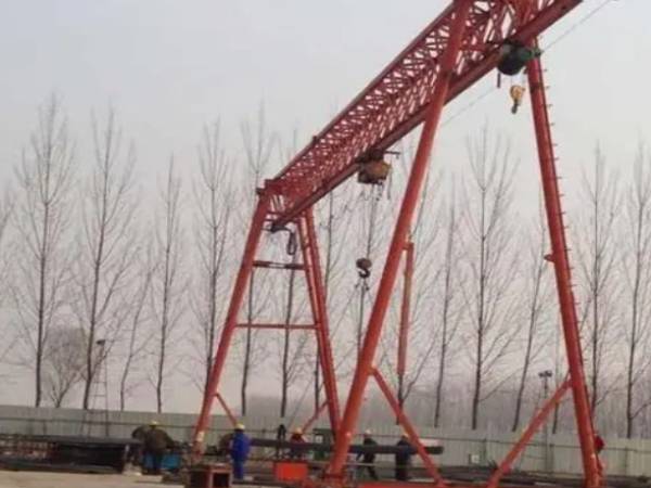 龙门吊门式起重机作业时如何确保下方人员的安全?