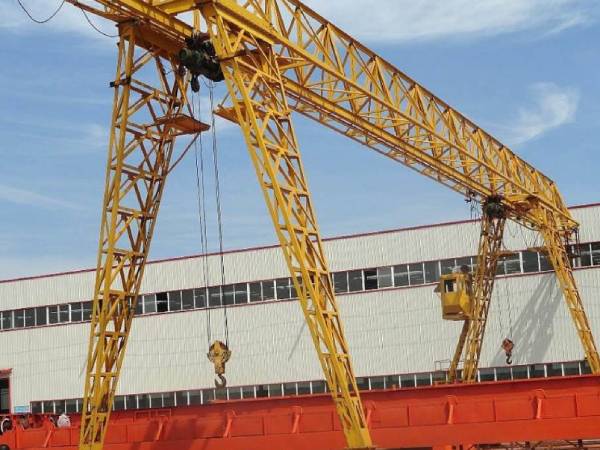 龙门吊作业中如何保证轨道的清洁和平整？