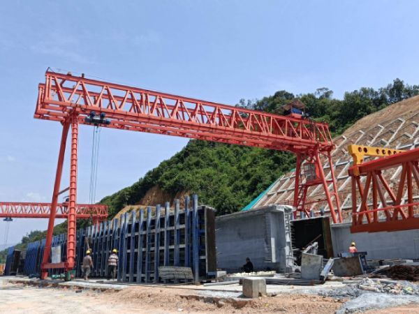 龙门吊门式起重机运行过程中的安全操作规范有哪些？